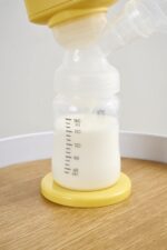ROVCO RK-M1005 Rechargeable Breastfeeding Pumps Hands Free Portable Suction Brest Electronic Manual Pump - Image 3